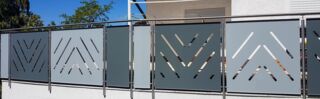Balkongeländer aus Edelstahl mit individuell gefertigten Balkonverkleidungen - Außenansicht